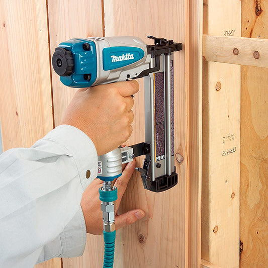 Clavadora Neumática para Clavos Makita Calibre 18Ga 15mm a 50mm